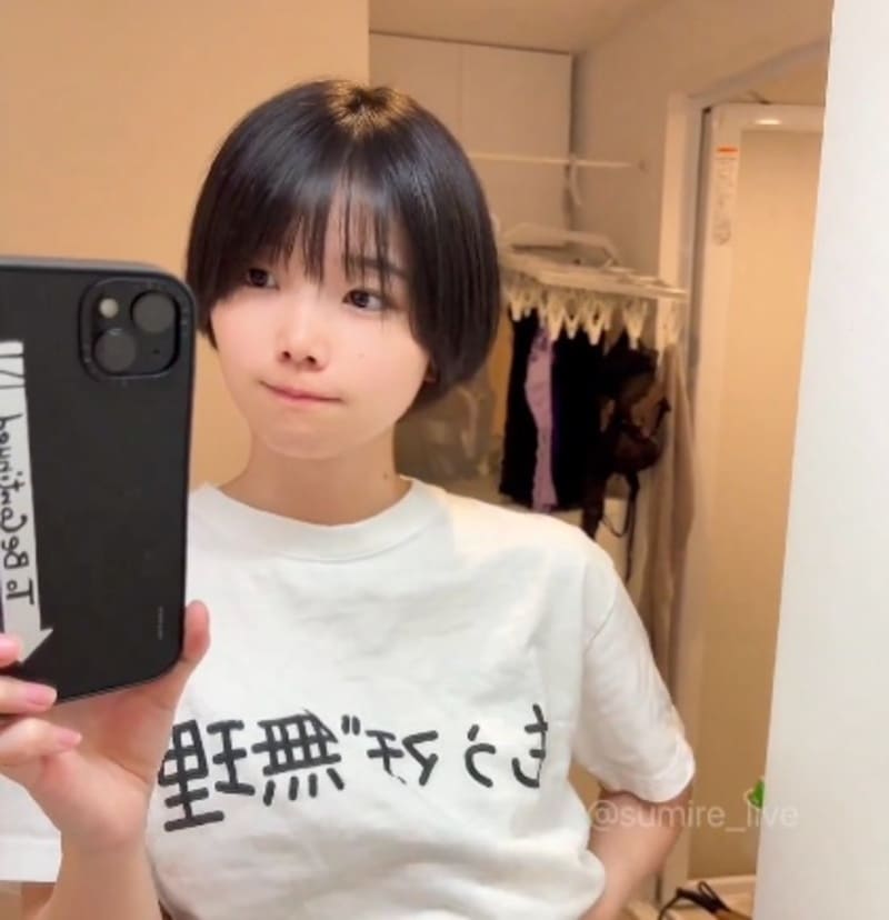 5.面白いTシャツ着てるのにえろ可愛いのずるい