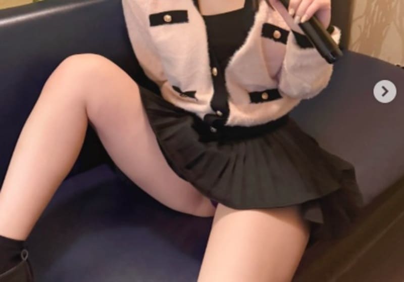 7.股を開いてカラオケで歌っている水瀬ふうかをそのまま押し倒したい