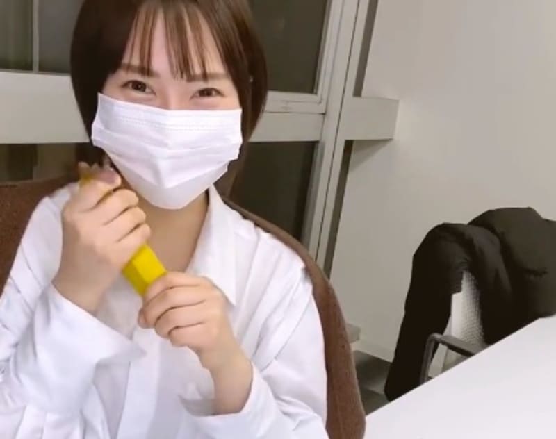 12.バナナの持ち方がとてもエロい丸の内OLレイナ